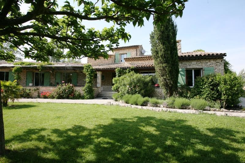 Propriété en pierres en Luberon à quelques kilomètres d'une ville